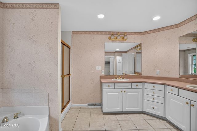 10 Reynolds Court, Bethlehem, NY 12054