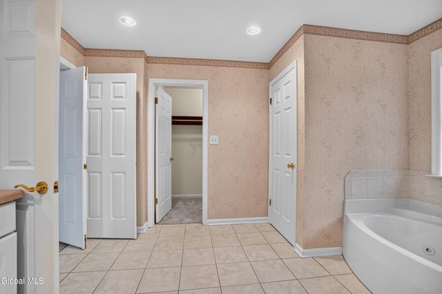 10 Reynolds Court, Bethlehem, NY 12054