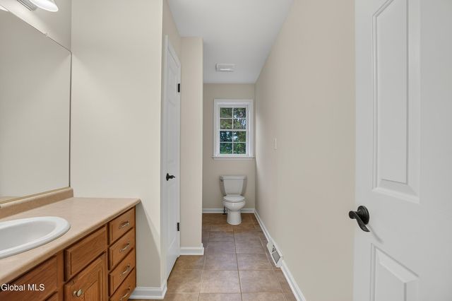 10 Reynolds Court, Bethlehem, NY 12054