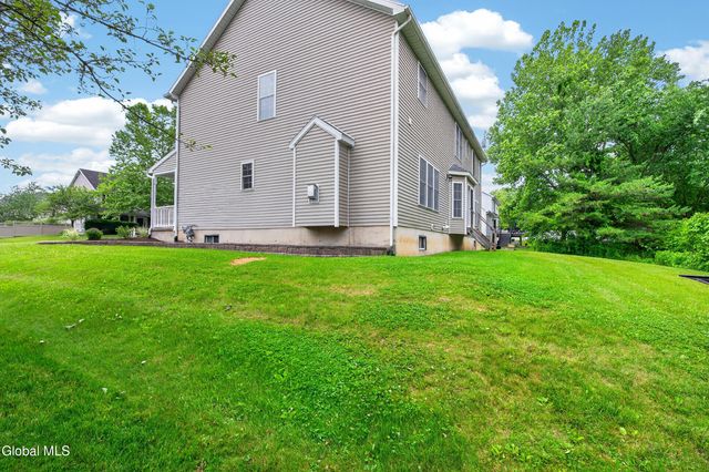 10 Reynolds Court, Bethlehem, NY 12054