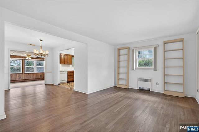 8 Laurel Street, Hawthorne, NJ 07506