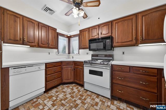 8 Laurel Street, Hawthorne, NJ 07506