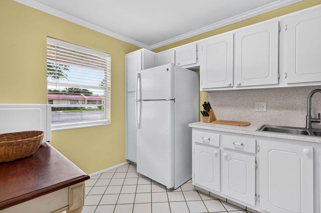 125 LAKE ANNE Drive 125, West Palm Beach, FL 33411