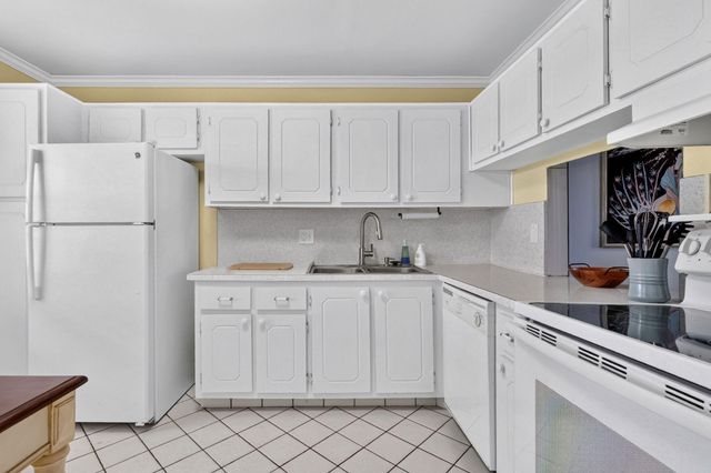 125 LAKE ANNE Drive 125, West Palm Beach, FL 33411