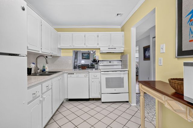 125 LAKE ANNE Drive 125, West Palm Beach, FL 33411