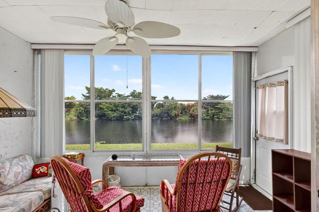 125 LAKE ANNE Drive 125, West Palm Beach, FL 33411