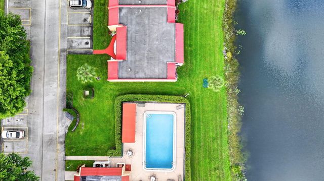 125 LAKE ANNE Drive 125, West Palm Beach, FL 33411