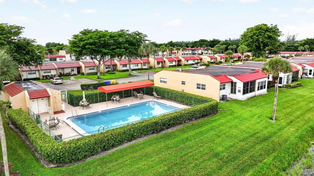 125 LAKE ANNE Drive 125, West Palm Beach, FL 33411