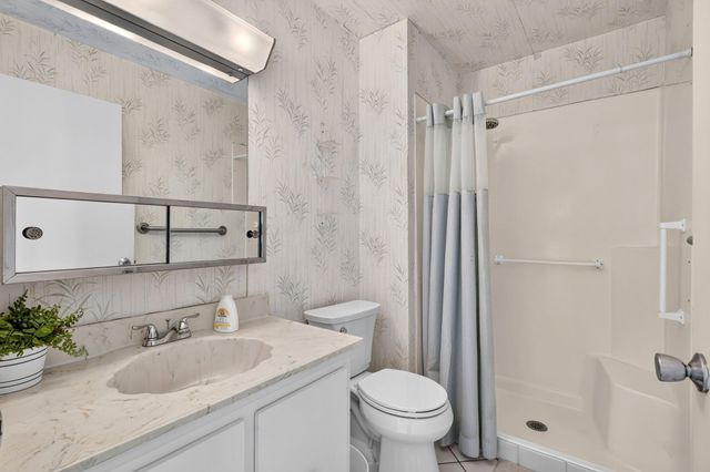 125 LAKE ANNE Drive 125, West Palm Beach, FL 33411