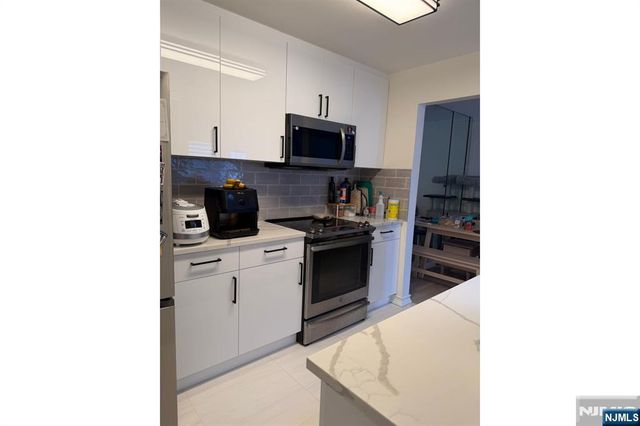 800 River Road 333, Edgewater, NJ 07020