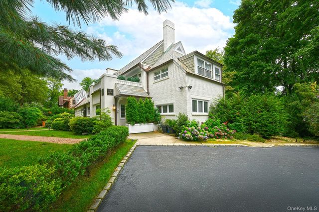 3 Beacon Hill Road, Port Washington, NY 11050