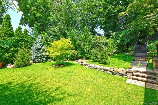 3 Beacon Hill Road, Port Washington, NY 11050