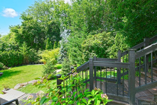 3 Beacon Hill Road, Port Washington, NY 11050