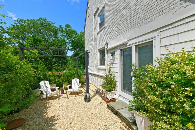 3 Beacon Hill Road, Port Washington, NY 11050