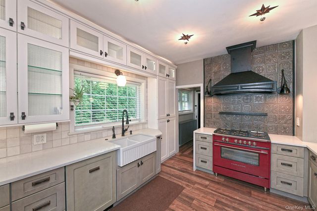 3 Beacon Hill Road, Port Washington, NY 11050