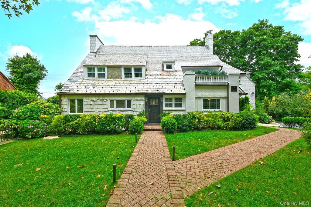 3 Beacon Hill Road, Port Washington, NY 11050