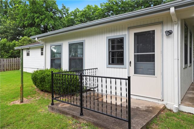 407 NW H Street, Bentonville, AR 72712