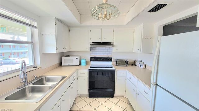 300 Valley Stream Dr # A7, Naples, FL 34113