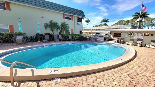 300 Valley Stream Dr # A7, Naples, FL 34113