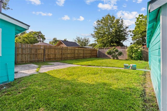 706 E Hunnicutt Street, Baytown, TX 77520