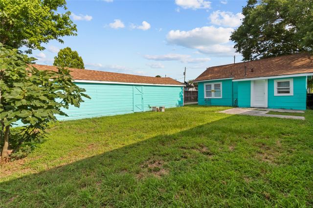 706 E Hunnicutt Street, Baytown, TX 77520