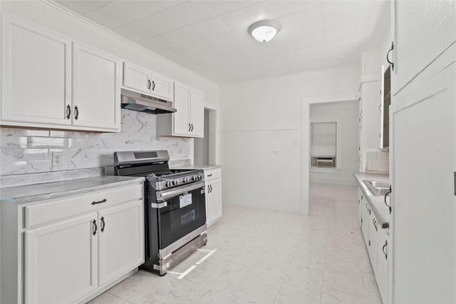 706 E Hunnicutt Street, Baytown, TX 77520