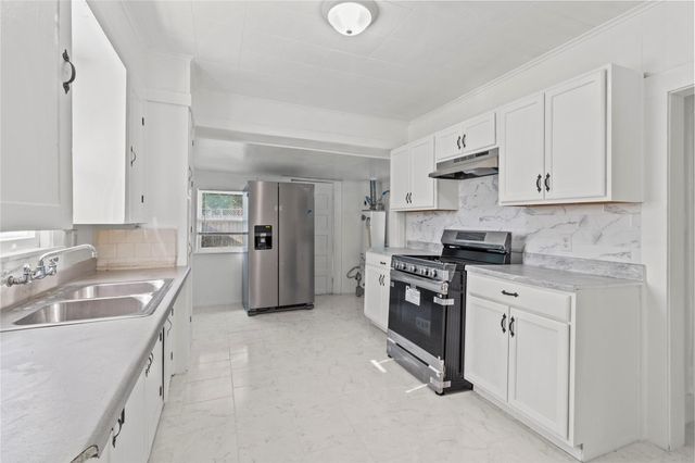 706 E Hunnicutt Street, Baytown, TX 77520