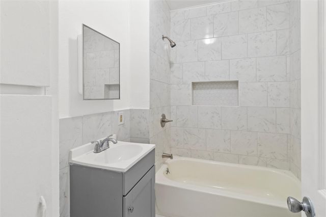 706 E Hunnicutt Street, Baytown, TX 77520