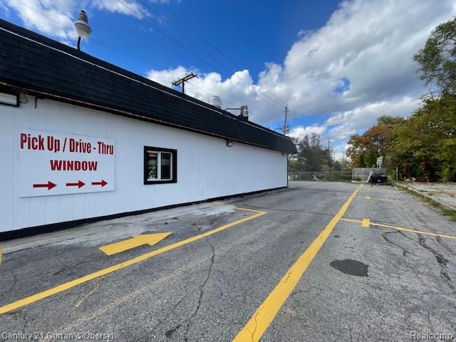 2548 Elizabeth Lake Road, Waterford, MI 48328