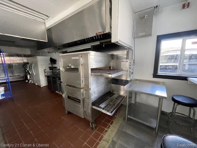 2548 Elizabeth Lake Road, Waterford, MI 48328