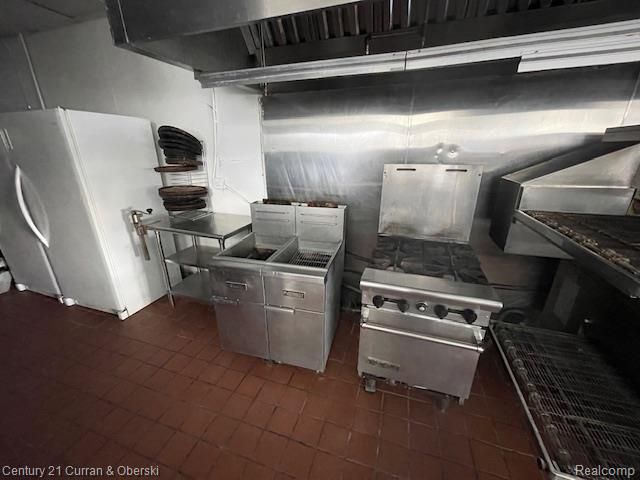 2548 Elizabeth Lake Road, Waterford, MI 48328