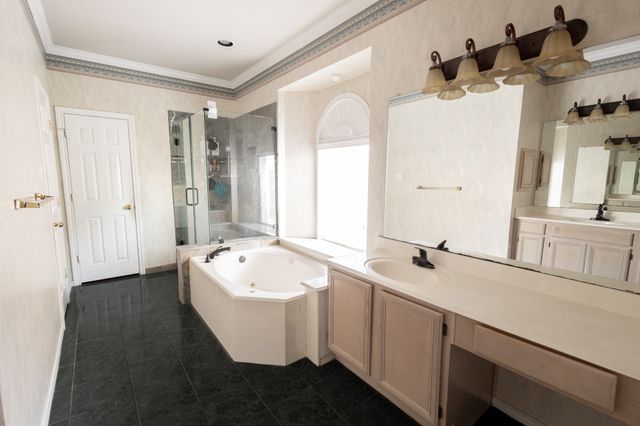 1212 Ashbrook Drive, Grand Prairie, TX 75052