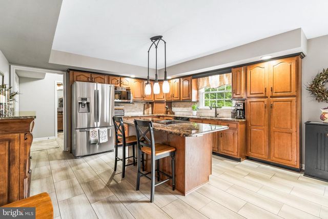 2214 W GREENLEAF DR, Frederick, MD 21702