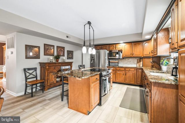 2214 W GREENLEAF DR, Frederick, MD 21702