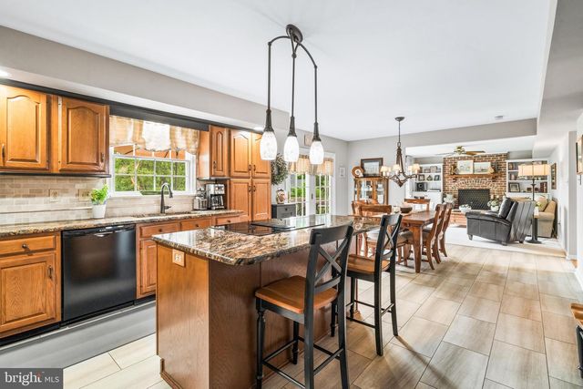 2214 W GREENLEAF DR, Frederick, MD 21702