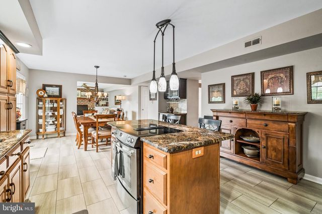 2214 W GREENLEAF DR, Frederick, MD 21702