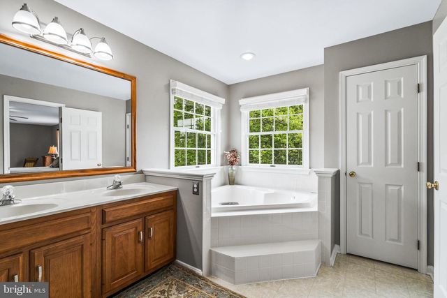 2214 W GREENLEAF DR, Frederick, MD 21702