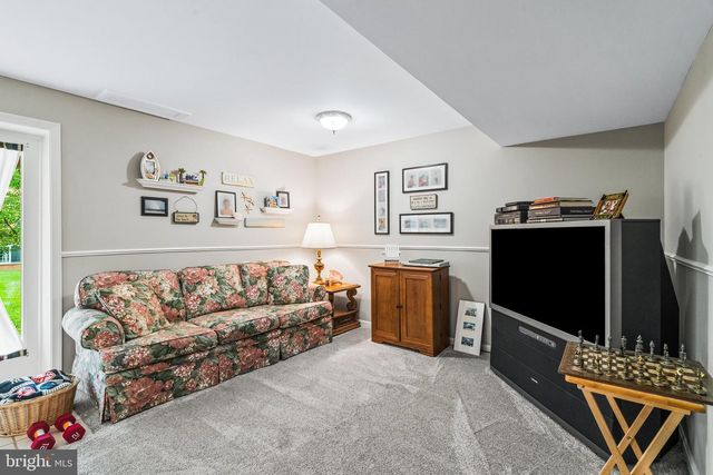 2214 W GREENLEAF DR, Frederick, MD 21702