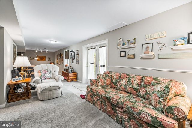 2214 W GREENLEAF DR, Frederick, MD 21702