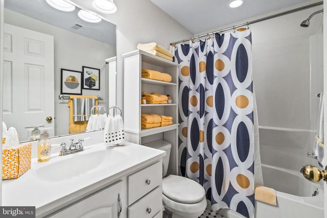 2214 W GREENLEAF DR, Frederick, MD 21702