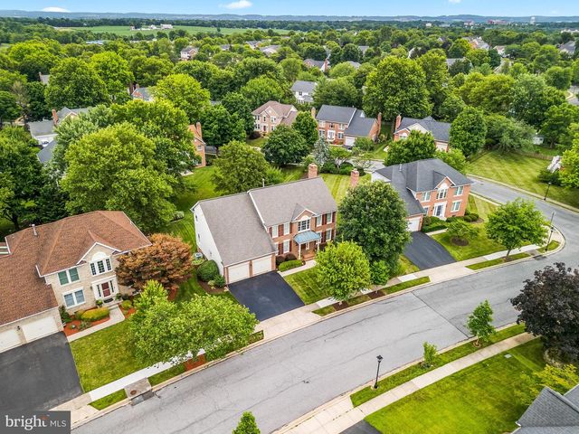 2214 W GREENLEAF DR, Frederick, MD 21702