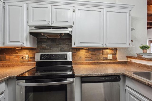 1111 W 46 Street 2, Kansas City, MO 64112
