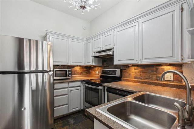 1111 W 46 Street 2, Kansas City, MO 64112