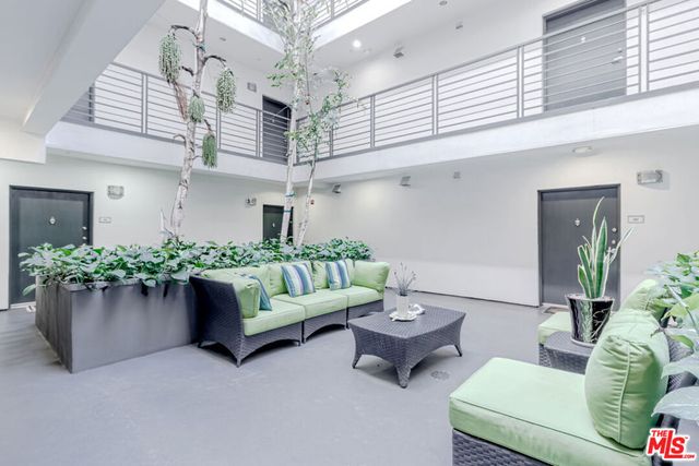 733 S Manhattan Place 401, Los Angeles, CA 90005