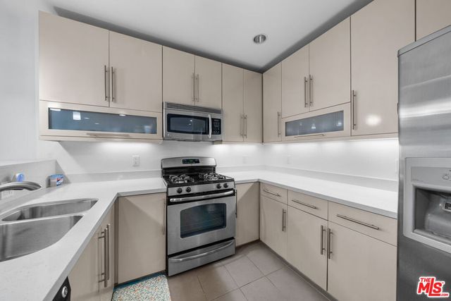 733 S Manhattan Place 401, Los Angeles, CA 90005