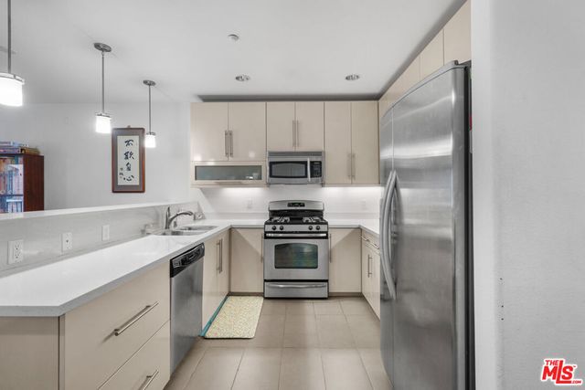 733 S Manhattan Place 401, Los Angeles, CA 90005