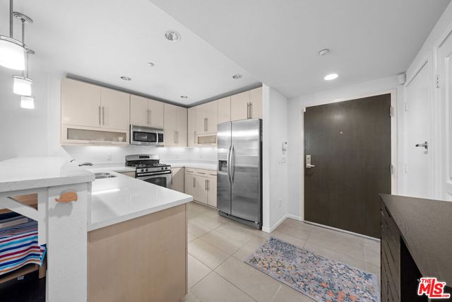 733 S Manhattan Place 401, Los Angeles, CA 90005