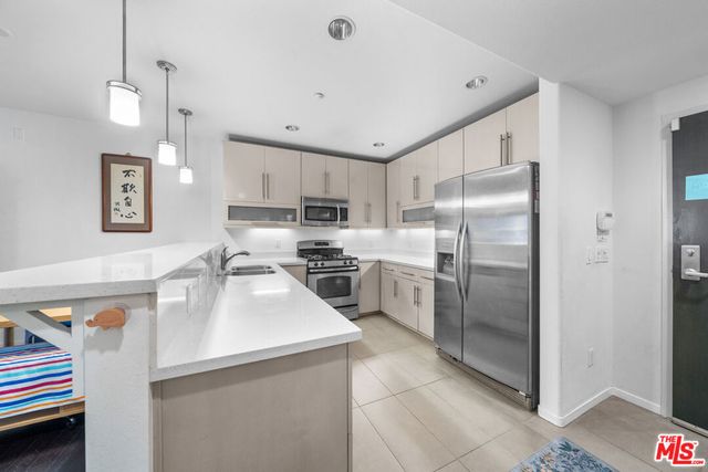 733 S Manhattan Place 401, Los Angeles, CA 90005