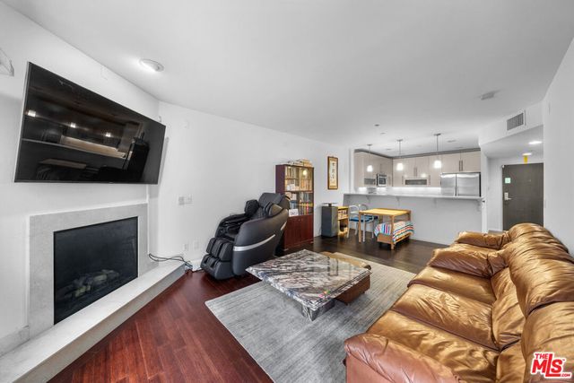 733 S Manhattan Place 401, Los Angeles, CA 90005