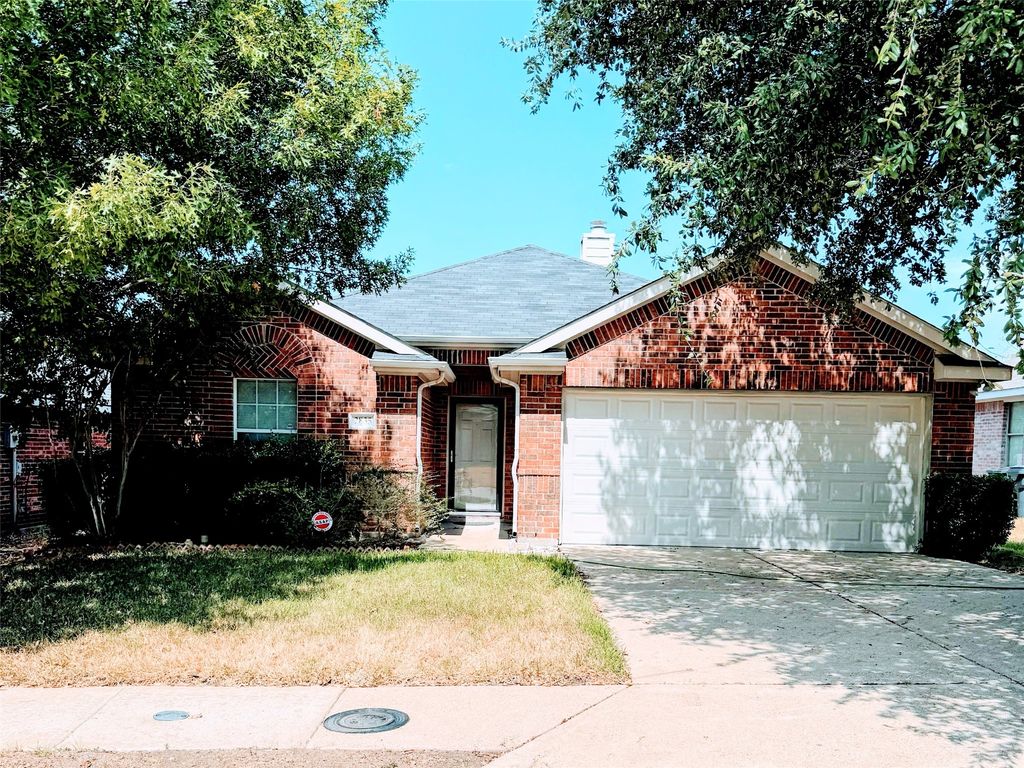 2835 Bronco Drive, Dallas, TX 75237 — exterior